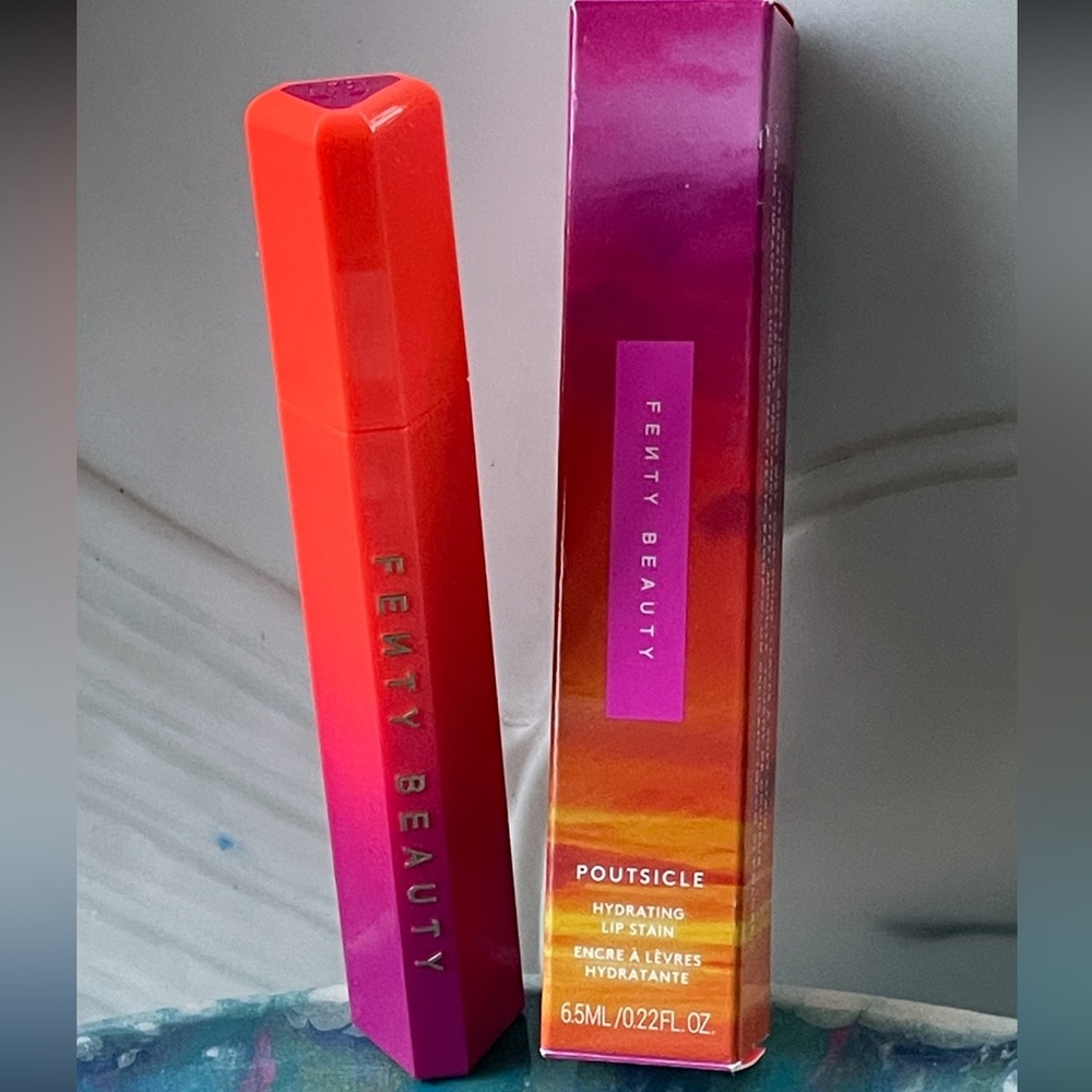 Fenty Beauty POUTSICLE HYDRATING LIP
STAIN(FUCHSIA WIFE 05)